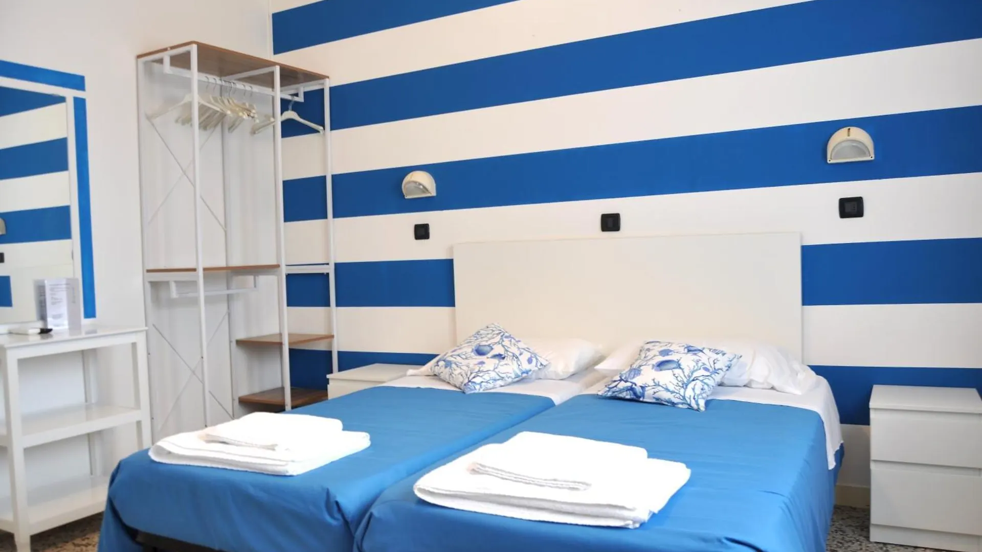 Hotel Susy - Ambienti Rinnovati - Direttamente Su Viale Dante E A Due Passi Dal Mare Riccione 2*,