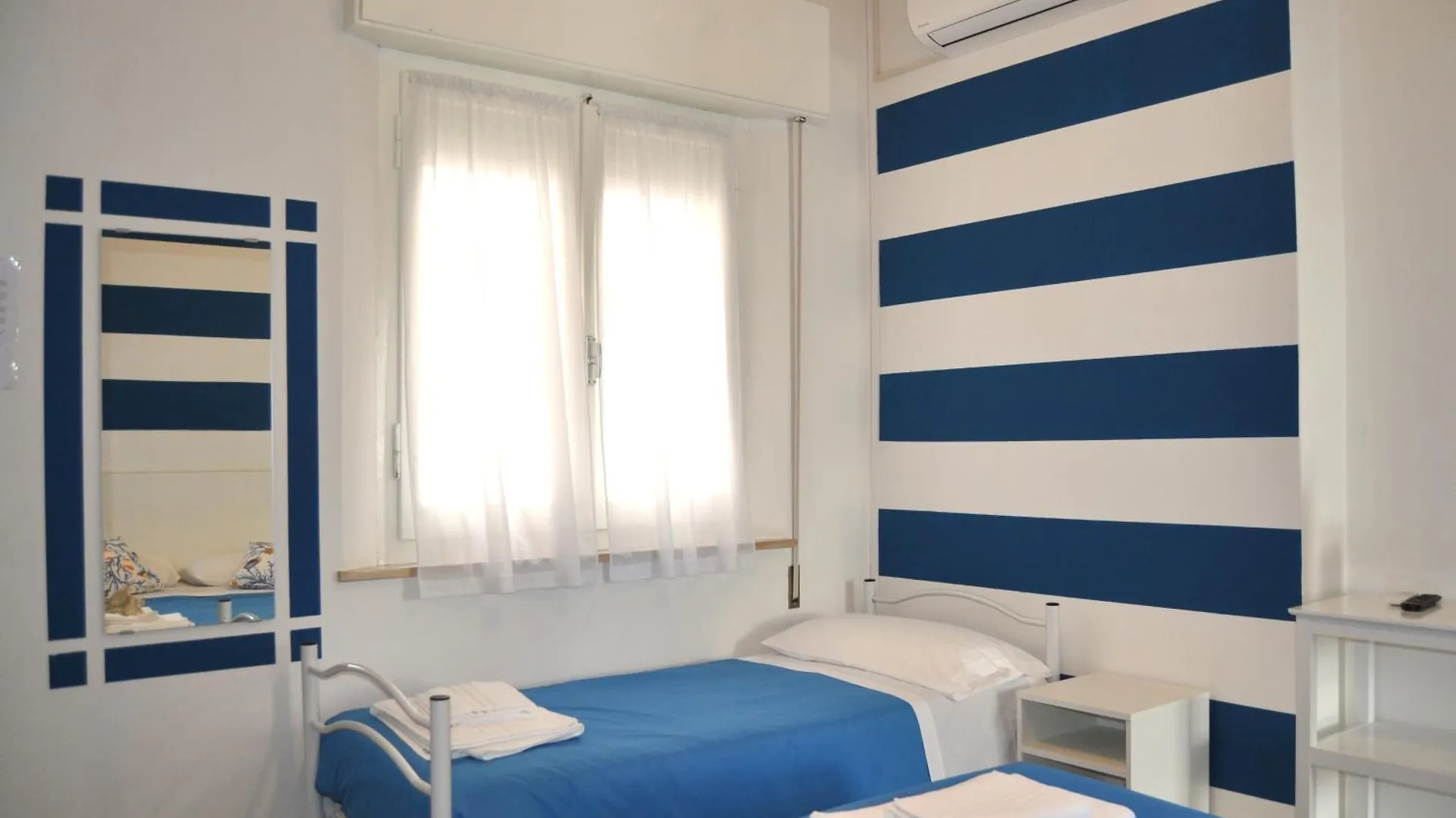 Hotel Susy - Ambienti Rinnovati - Direttamente Su Viale Dante E A Due Passi Dal Mare Riccione