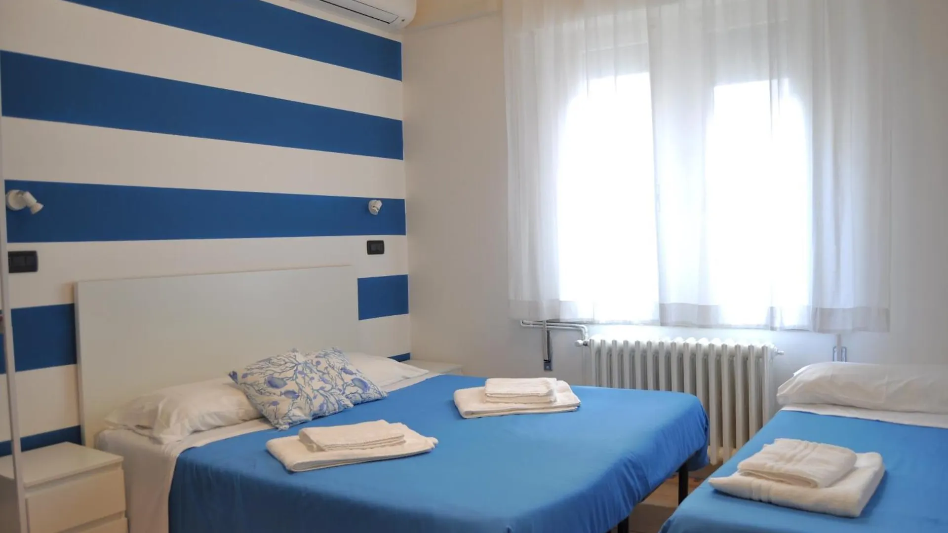 Hotel Susy - Ambienti Rinnovati - Direttamente Su Viale Dante E A Due Passi Dal Mare Riccione