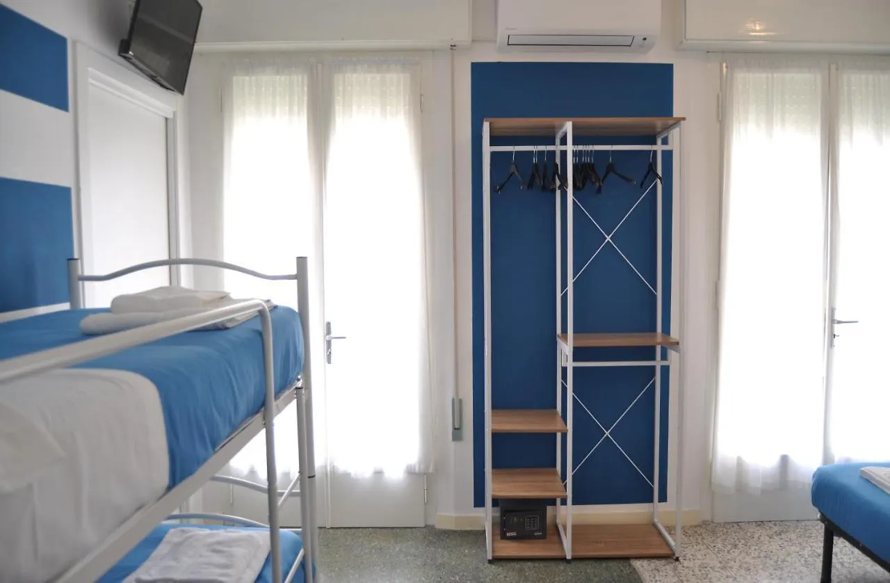 Hotel Susy - Ambienti Rinnovati - Direttamente Su Viale Dante E A Due Passi Dal Mare Riccione