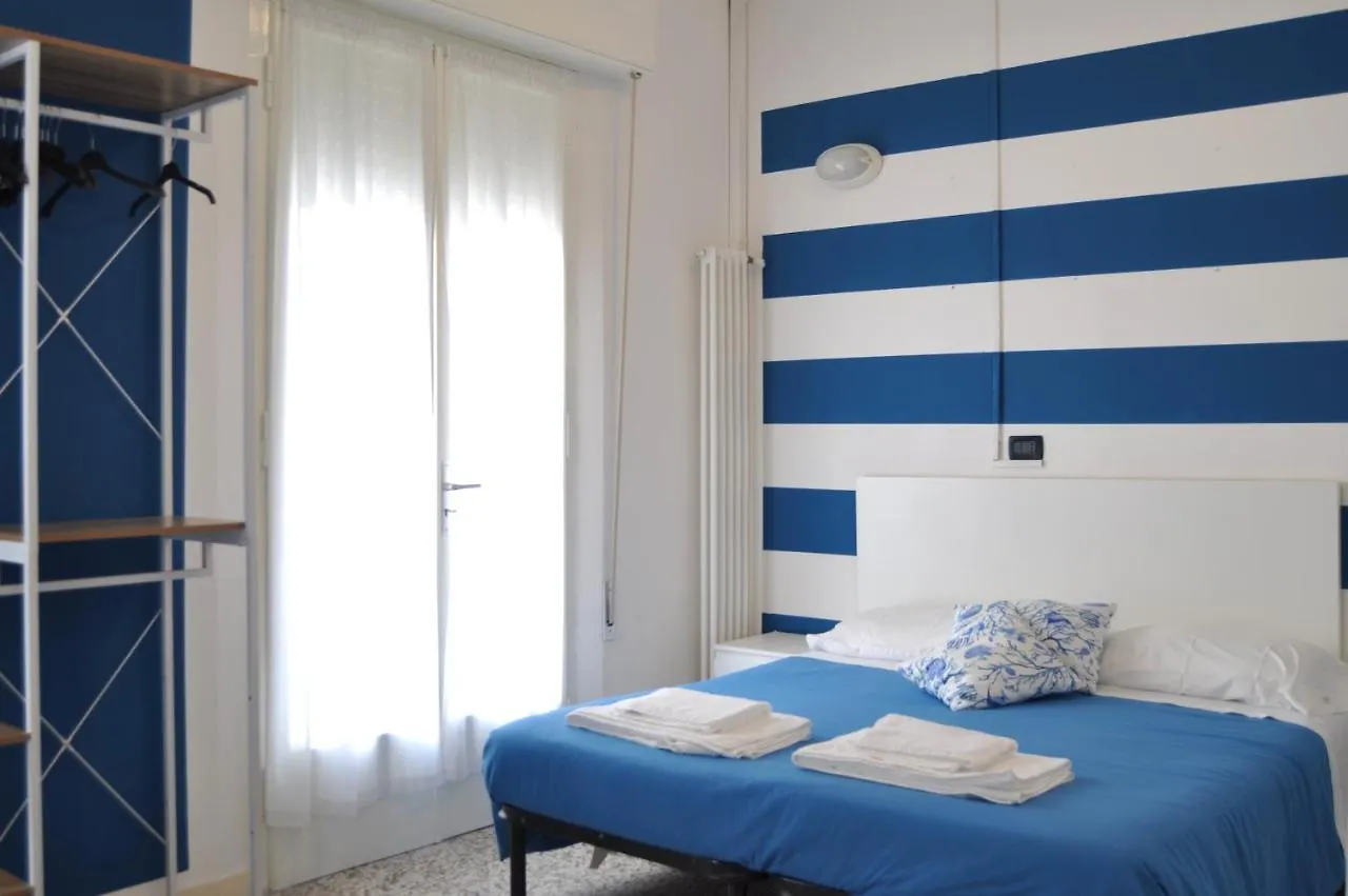 Hotel Susy - Ambienti Rinnovati - Direttamente Su Viale Dante E A Due Passi Dal Mare Riccione