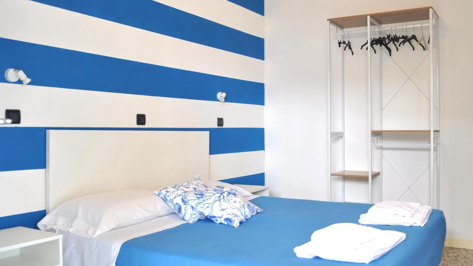 Hotel Susy - Ambienti Rinnovati - Direttamente Su Viale Dante E A Due Passi Dal Mare Riccione