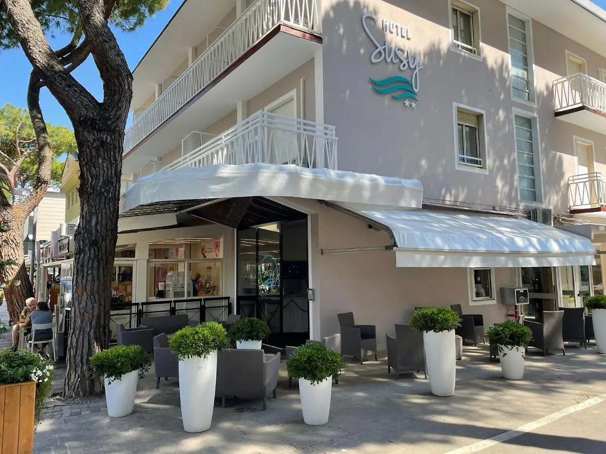 Hotel Susy - Ambienti Rinnovati - Direttamente Su Viale Dante E A Due Passi Dal Mare Riccione