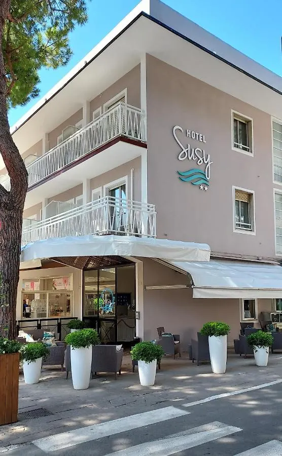 Hotel Susy - Ambienti Rinnovati - Direttamente Su Viale Dante E A Due Passi Dal Mare Riccione
