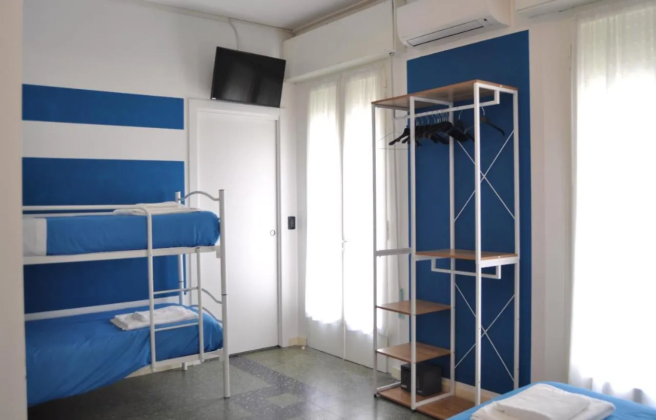 Hotel Susy - Ambienti Rinnovati - Direttamente Su Viale Dante E A Due Passi Dal Mare Riccione 2*,  Olaszország