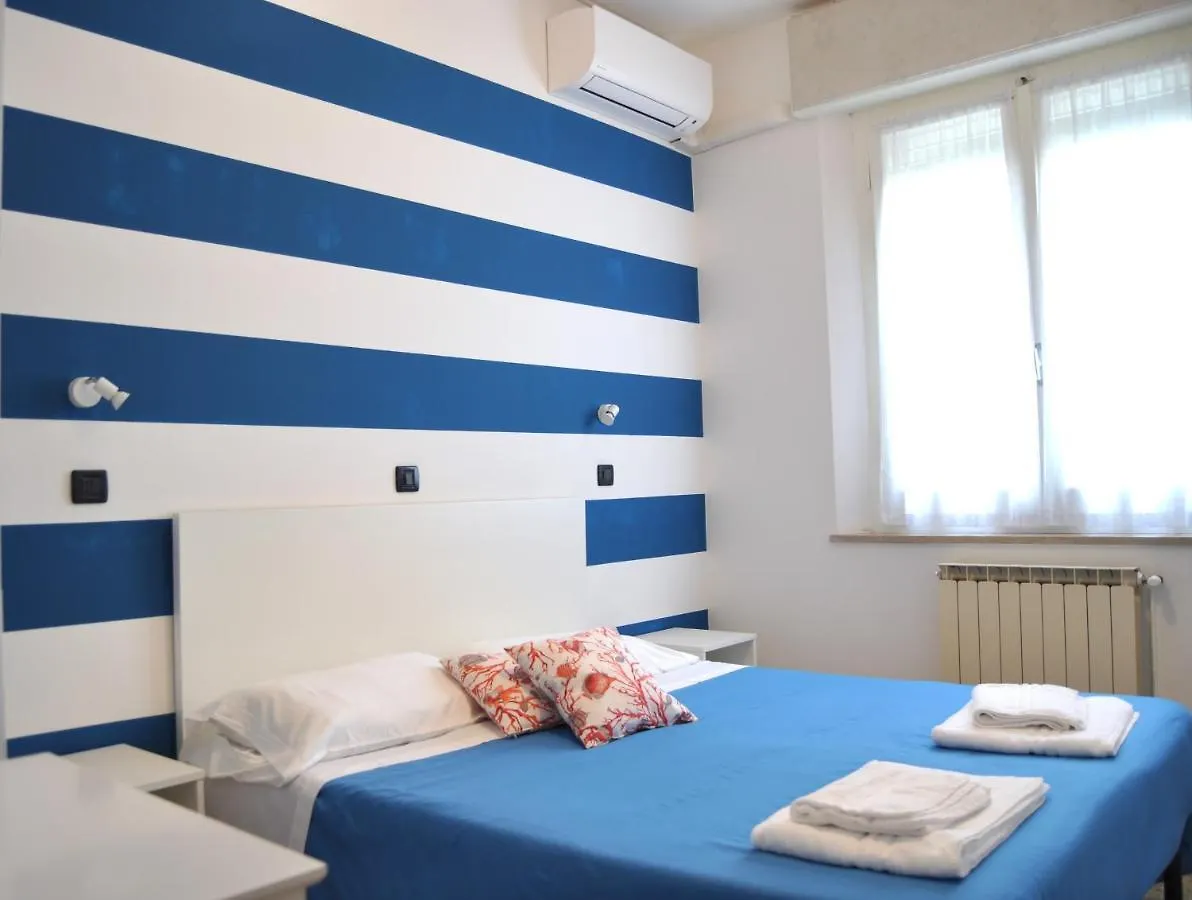 Hotel Susy - Ambienti Rinnovati - Direttamente Su Viale Dante E A Due Passi Dal Mare Riccione