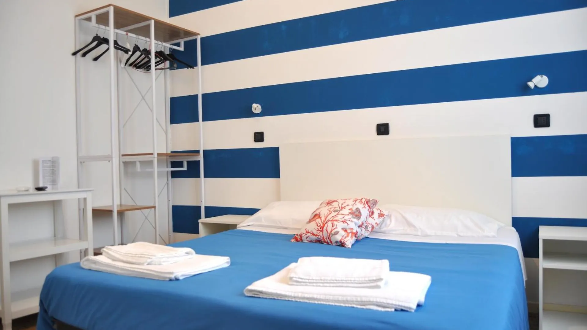 Hotel Susy - Ambienti Rinnovati - Direttamente Su Viale Dante E A Due Passi Dal Mare Riccione