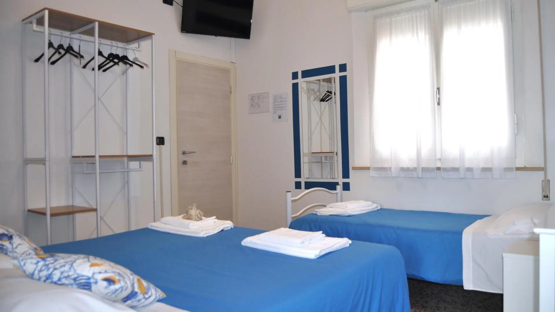 Hotel Susy - Ambienti Rinnovati - Direttamente Su Viale Dante E A Due Passi Dal Mare Riccione