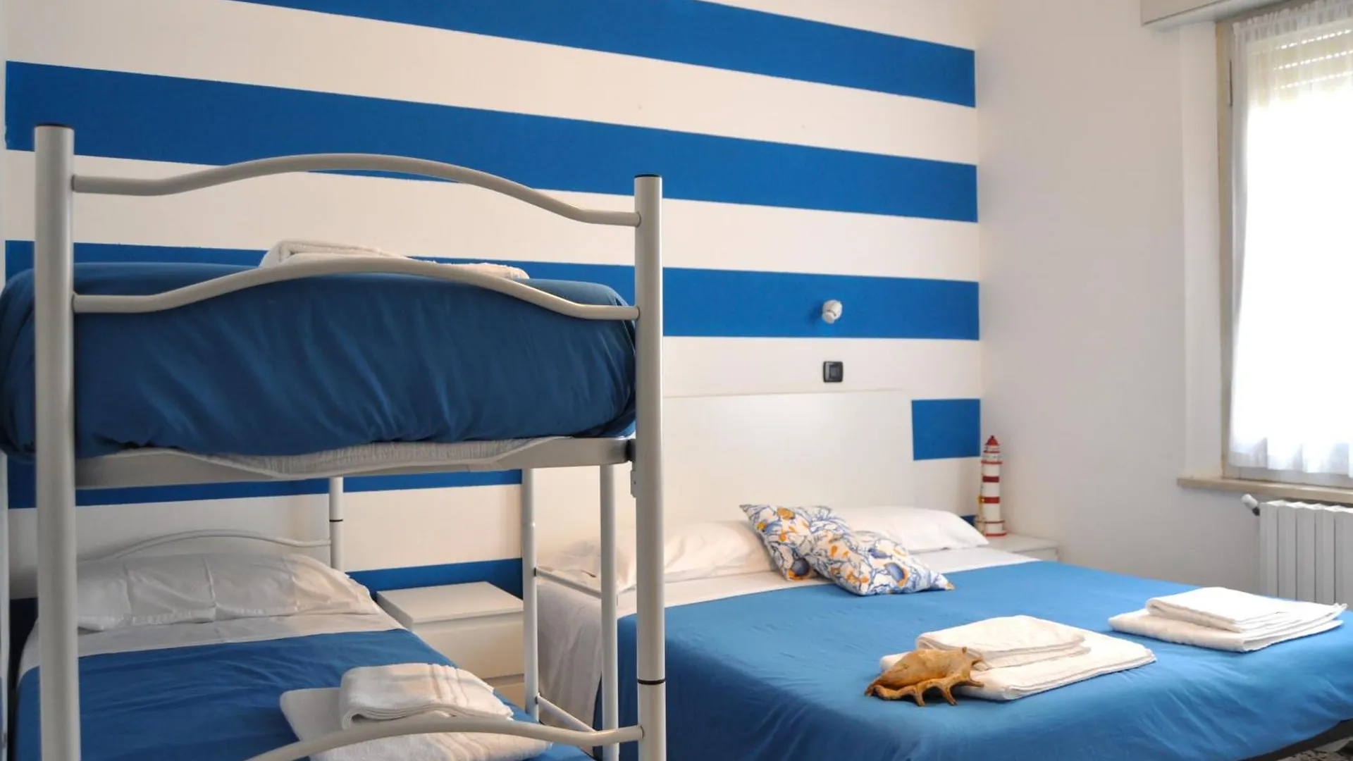 Hotel Susy - Ambienti Rinnovati - Direttamente Su Viale Dante E A Due Passi Dal Mare Riccione 2*,  Olaszország