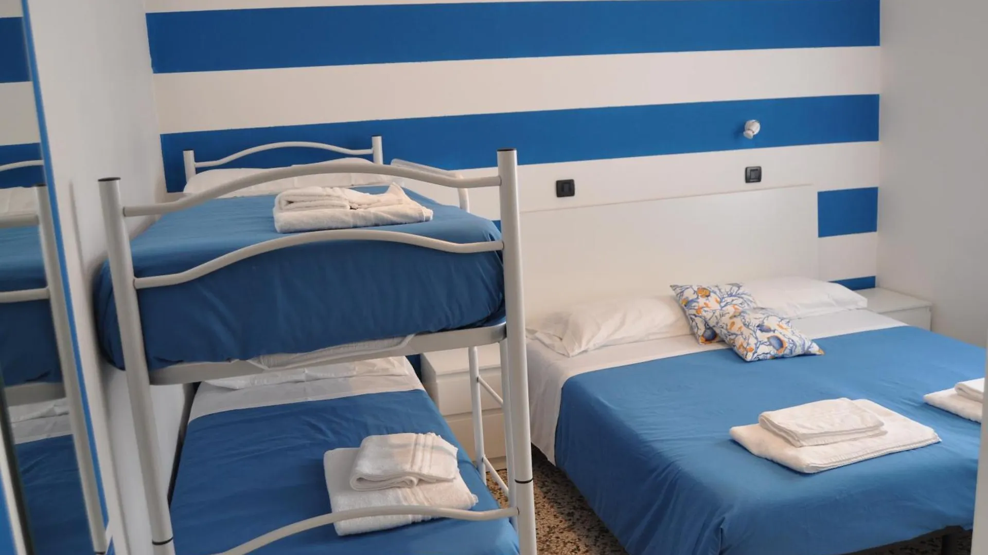 Hotel Susy - Ambienti Rinnovati - Direttamente Su Viale Dante E A Due Passi Dal Mare Riccione